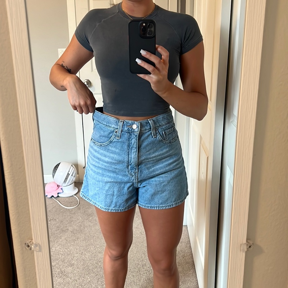 Levi’s High Loose Shorts Size 28